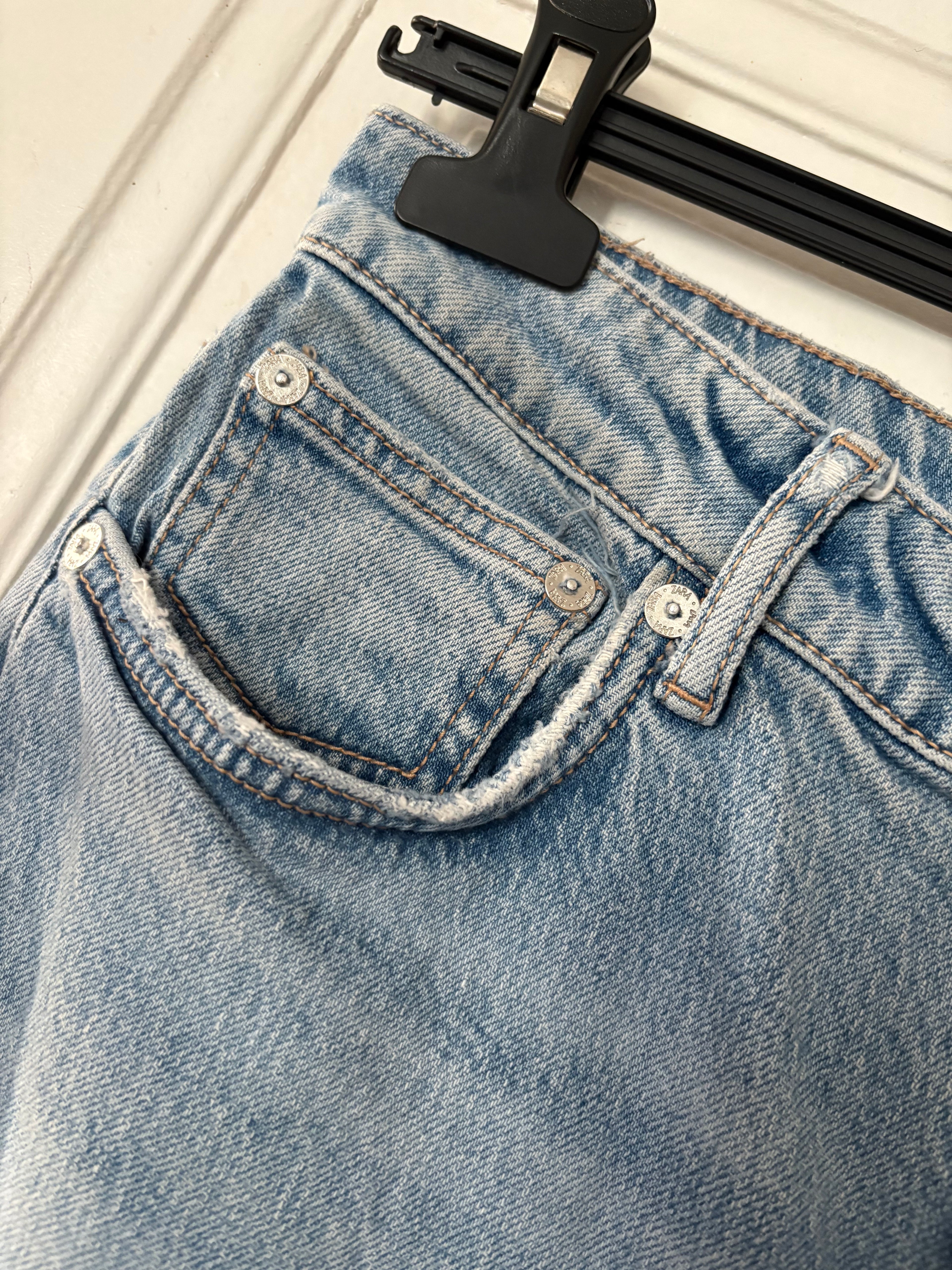 Jeans Zara taille 40 fendu sur le bas